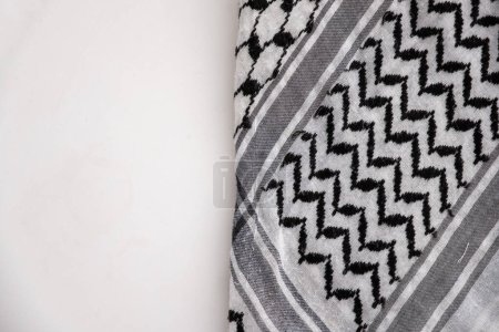 Foto de Palestinen keffeyh sobre fondo blanco aislado con maqueta y espacio de copia - Imagen libre de derechos