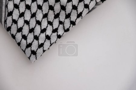 Téléchargez les photos : Palestinen keffeyh sur fond blanc isolé avec maquette et espace de copie - en image libre de droit