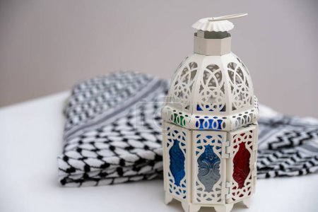 Téléchargez les photos : Palestine keffiyeh avec lanterne de ramadan sur fond isolé - en image libre de droit