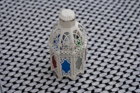 Foto de Palestina keffiyeh con linterna de ramadán sobre fondo aislado - Imagen libre de derechos
