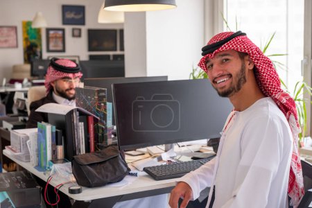 Porträt für arabische Männer bei der Arbeit im Büro mit einem Lächeln im Gesicht
