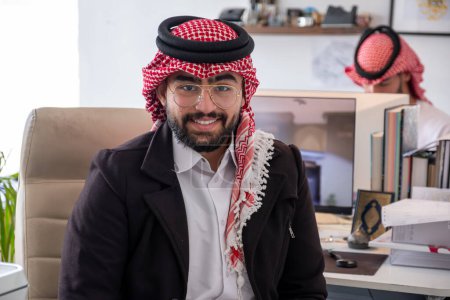 Téléchargez les photos : Portrait pour homme arabe au travail avec le sourire sur le visage - en image libre de droit