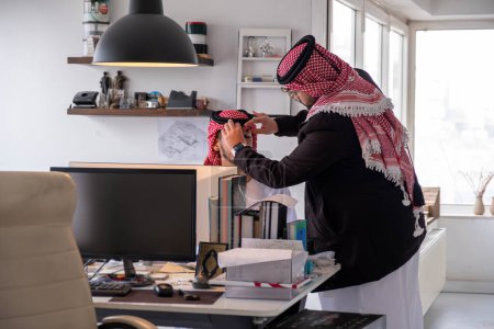 Porträt für arabische Männer bei der Arbeit im Büro mit einem Lächeln im Gesicht