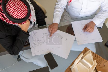 Arabische Männer arbeiten an Entwürfen für Gebäude