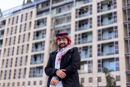 Porträt für arabische junge Männer in traditioneller Kleidung mit modernem Hintergrund und verschwommenem Licht