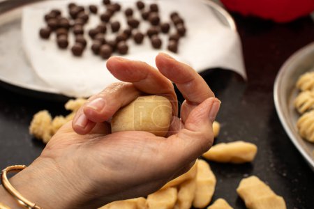 Téléchargez les photos : Processus de fabrication de biscuits arabes et de kahk pour l'Aïd islamique après le ramadan - en image libre de droit