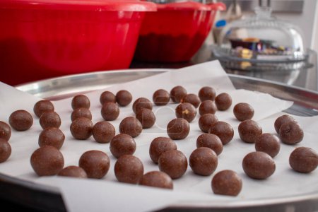 Téléchargez les photos : Processus de fabrication de biscuits arabes et de kahk en utilisant des dates pour l'Aïd islamique après le ramadan - en image libre de droit