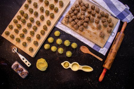 Téléchargez les photos : Fabrication de keto eid kahk en utilisant le remplissage de pistaches à pâte d'amande et le remplissage de noix - en image libre de droit