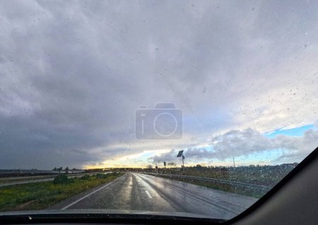 Téléchargez les photos : Une route sous le ciel doré marocain - en image libre de droit