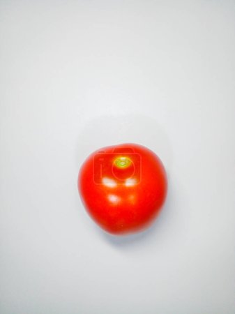 Téléchargez les photos : Belle tomate rouge non mûre isolée sur fond blanc. - en image libre de droit