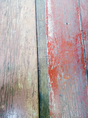 Téléchargez les photos : Vieilles planches en bois de couleurs rouge, verte et marron. Vieilles planches en bois en arrière-plan. - en image libre de droit