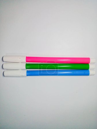 Foto de Los marcadores son rosa, verde oscuro, azul claro aislado sobre fondo blanco. Equipo para colorear. - Imagen libre de derechos