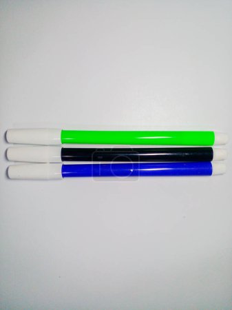 Foto de Los marcadores son de color verde claro, negro, azul oscuro aislado sobre fondo blanco. Equipo para colorear. - Imagen libre de derechos