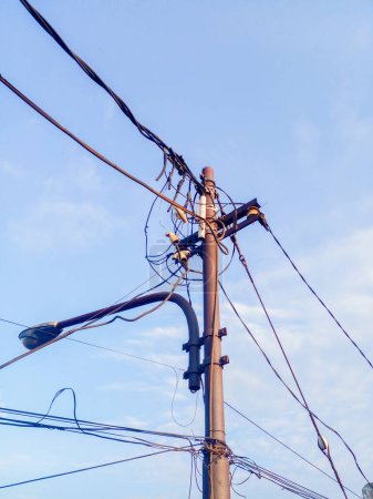 Foto de Poste eléctrico con cables. Postes eléctricos viejos y oxidados. - Imagen libre de derechos
