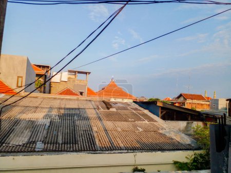 Téléchargez les photos : Photo de la maison depuis le toit le matin. Accueil arrière-plan. - en image libre de droit