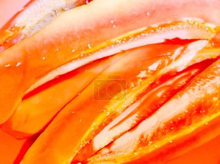 Téléchargez les photos : Fruits de papaye frais pelés. Papaye fruits est prêt à manger. - en image libre de droit
