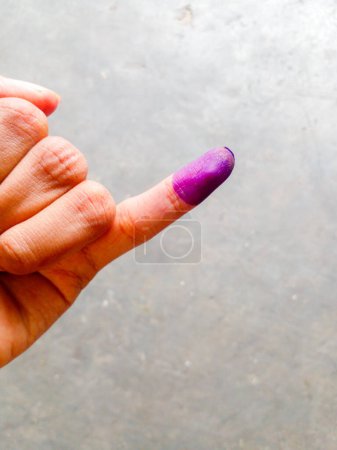Téléchargez les photos : Encre violette sur le bout du petit doigt. Les marques d'encre que vous avez voté sur le bulletin de vote. - en image libre de droit