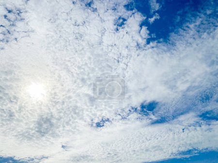 Téléchargez les photos : Fond du ciel lumineux pendant la journée. Ciel bleu et nuages blancs. - en image libre de droit