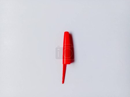 Foto de Tapón bolígrafo rojo aislado sobre fondo blanco. - Imagen libre de derechos