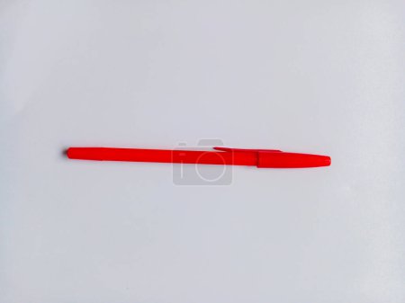 Foto de Bolígrafo rojo sobre fondo blanco. Una pluma roja para escribir. - Imagen libre de derechos