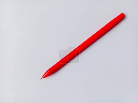 Foto de Bolígrafo rojo sobre fondo blanco. Una pluma roja para escribir. - Imagen libre de derechos