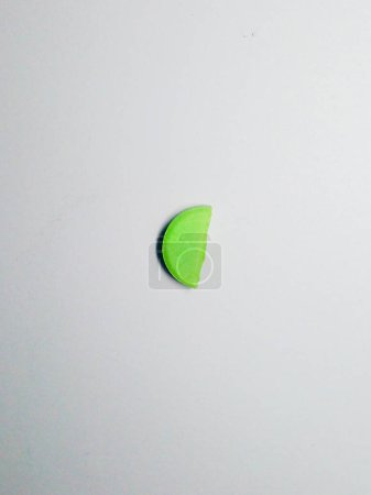 Téléchargez les photos : Médecine verte isolée sur fond blanc. La moitié des médicaments pour guérir la maladie. - en image libre de droit