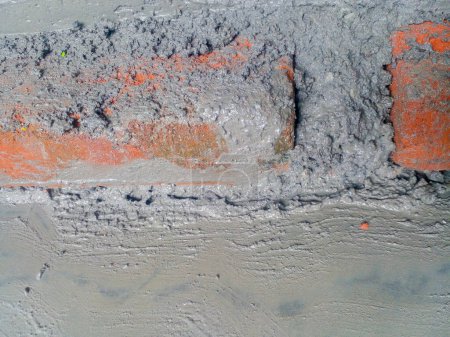 Foto de Colocación de ladrillos rojos con una mezcla de arena y cemento. - Imagen libre de derechos