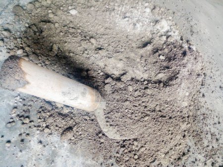 Téléchargez les photos : Sable et mélange de ciment pour les réparations. Mélange de sable pour rénovation. - en image libre de droit