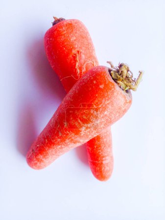 Foto de Zanahorias aisladas sobre fondo blanco. Zanahorias para cocinar. - Imagen libre de derechos
