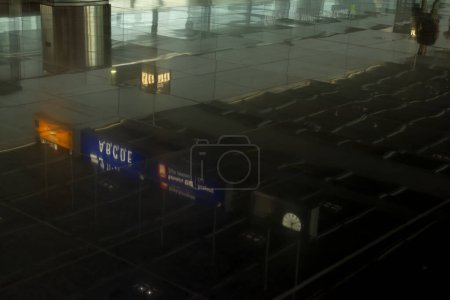Foto de Foto abstracta de una terminal del aeropuerto. reflexión en el suelo - Imagen libre de derechos