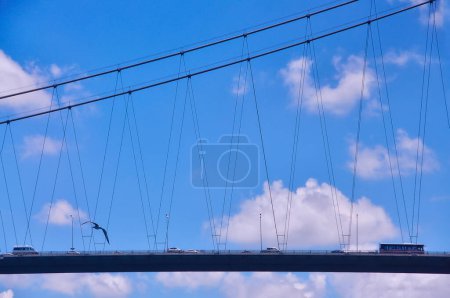 Foto de El puente sobre el Bósforo y los coches sobre él sobre el fondo del cielo con nubes. Primer plano . - Imagen libre de derechos