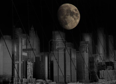    Ein riesiger Mond über den Wolkenkratzern hinter den Gittern der Brooklyn Bridge. Neu. York. Manhattan. Schwarz-Weiß-Nachtfoto mit Elementen des Surrealismus.
