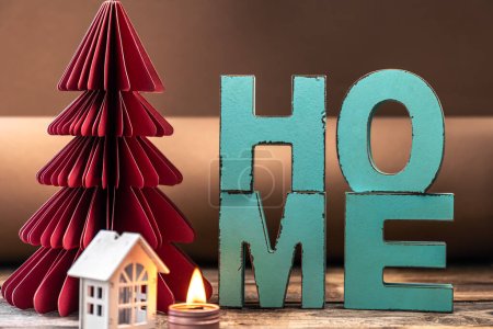 Téléchargez les photos : Composition hivernale confortable avec mot décoratif maison et arbre de Noël en papier gros plan. - en image libre de droit