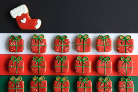 Téléchargez les photos : Biscuits au pain d'épice de Noël sous forme de boîtes-cadeaux recouvertes de glaçage, plat. - en image libre de droit