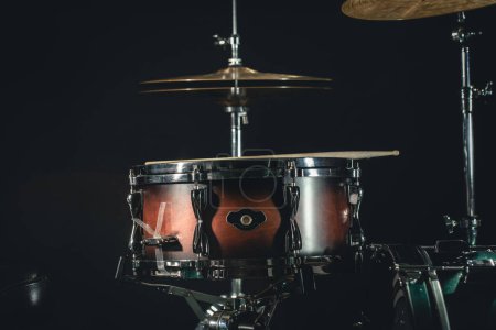 Foto de Caja de tambor sobre un fondo oscuro borroso, parte de un kit de batería, música cncept concierto. - Imagen libre de derechos