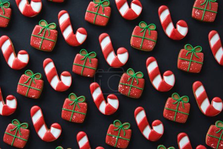 Téléchargez les photos : Biscuits au pain d'épice faits à la main de Noël recouverts de glaçage coloré, plat. - en image libre de droit