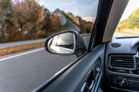 Téléchargez les photos : La vue de la route dans les voitures rétroviseur, Voyage en voiture personnelle. - en image libre de droit