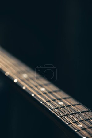 Foto de De cerca, cuerdas en la guitarra acústica en el espacio de copia de fondo negro borroso. - Imagen libre de derechos