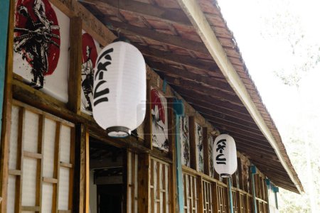 Téléchargez les photos : Extérieur de la maison traditionnelle de style japonais, shoji.Decorated avec l'art japonais de peintures de samouraï sur les murs.Paysage de l'architecture et du jardin japonais vieux. - en image libre de droit