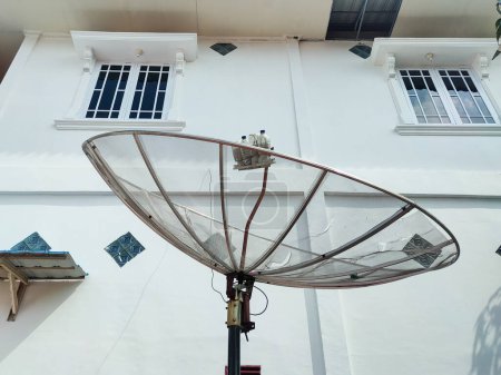 Antenne parabolique en utilisant pour tv satellite qui est installé au-dessus des maisons des résidents.