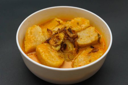 Laksan est un aliment traditionnel typique du Palembang à base de sagou et de poisson. Laksan est fait dans une forme ovale avec servi avec de la sauce au lait de coco. Isolé sur fond noir.