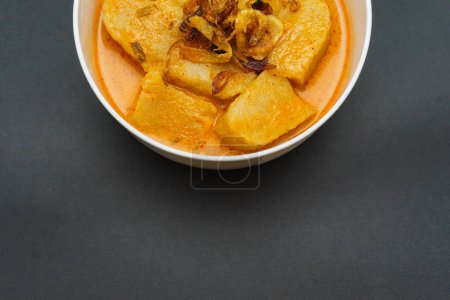 Laksan est un aliment traditionnel typique du Palembang à base de sagou et de poisson. Laksan est fait dans une forme ovale avec servi avec de la sauce au lait de coco. Isolé sur fond noir.