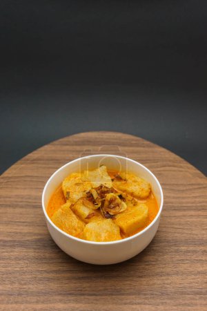 Laksan est un aliment traditionnel typique du Palembang à base de sagou et de poisson. Laksan est fait dans une forme ovale avec servi avec de la sauce au lait de coco. Vue de l'espace de copie avec isolé sur fond noir.
