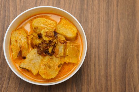 Laksan est un aliment traditionnel typique du Palembang à base de sagou et de poisson. Laksan est fait dans une forme ovale avec servi avec de la sauce au lait de coco. Servi dans un bol blanc sur la table.