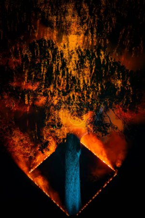 Foto de Una imitación ardiente de una erupción volcánica, ardiendo con intensos tonos anaranjados y rojos. - Imagen libre de derechos