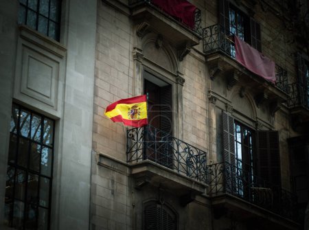 La bandera de España ondea orgullosamente sobre un antiguo arquitecto español