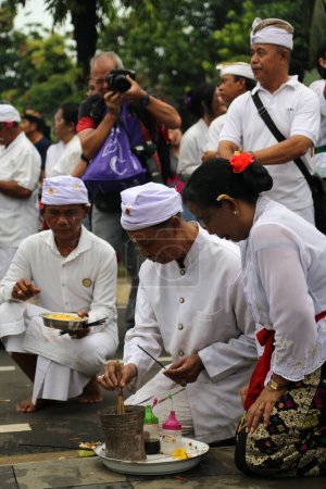 Téléchargez les photos : Jakarta, Indonésie. Le 10 mars 2024. Photo montre les Balinais qui organisent un défilé à l'attraction touristique TMII, Jakarta, pour accueillir le Nouvel An de Saka avant d'effectuer "Brata Penyepian". - en image libre de droit