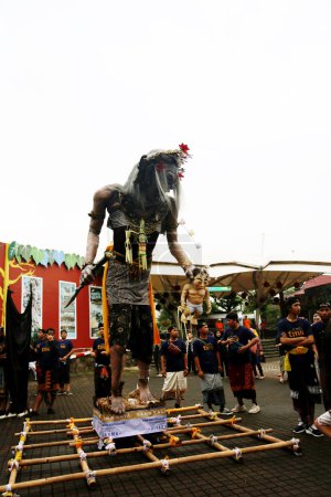 Foto de Yakarta, Indonesia. 10 de marzo de 2024. Desfile de Ogoh-ogoh dando la bienvenida al Día Nyepi 1946 con el tema "Sang Kalika Maya" en la calle principal de la atracción turística TMII, Yakarta. - Imagen libre de derechos