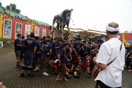 Téléchargez les photos : Jakarta, Indonésie. Le 10 mars 2024. Défilé Ogoh-ogoh accueillant la Journée Nyepi 1946 avec le thème "Sang Kalika Maya" sur la rue principale de l'attraction touristique TMII, Jakarta. - en image libre de droit