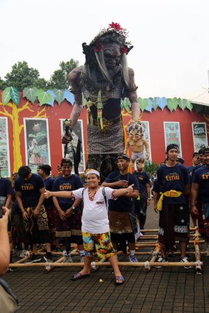Foto de Yakarta, Indonesia. 10 de marzo de 2024. Desfile de Ogoh-ogoh dando la bienvenida al Día Nyepi 1946 con el tema "Sang Kalika Maya" en la calle principal de la atracción turística TMII, Yakarta. - Imagen libre de derechos